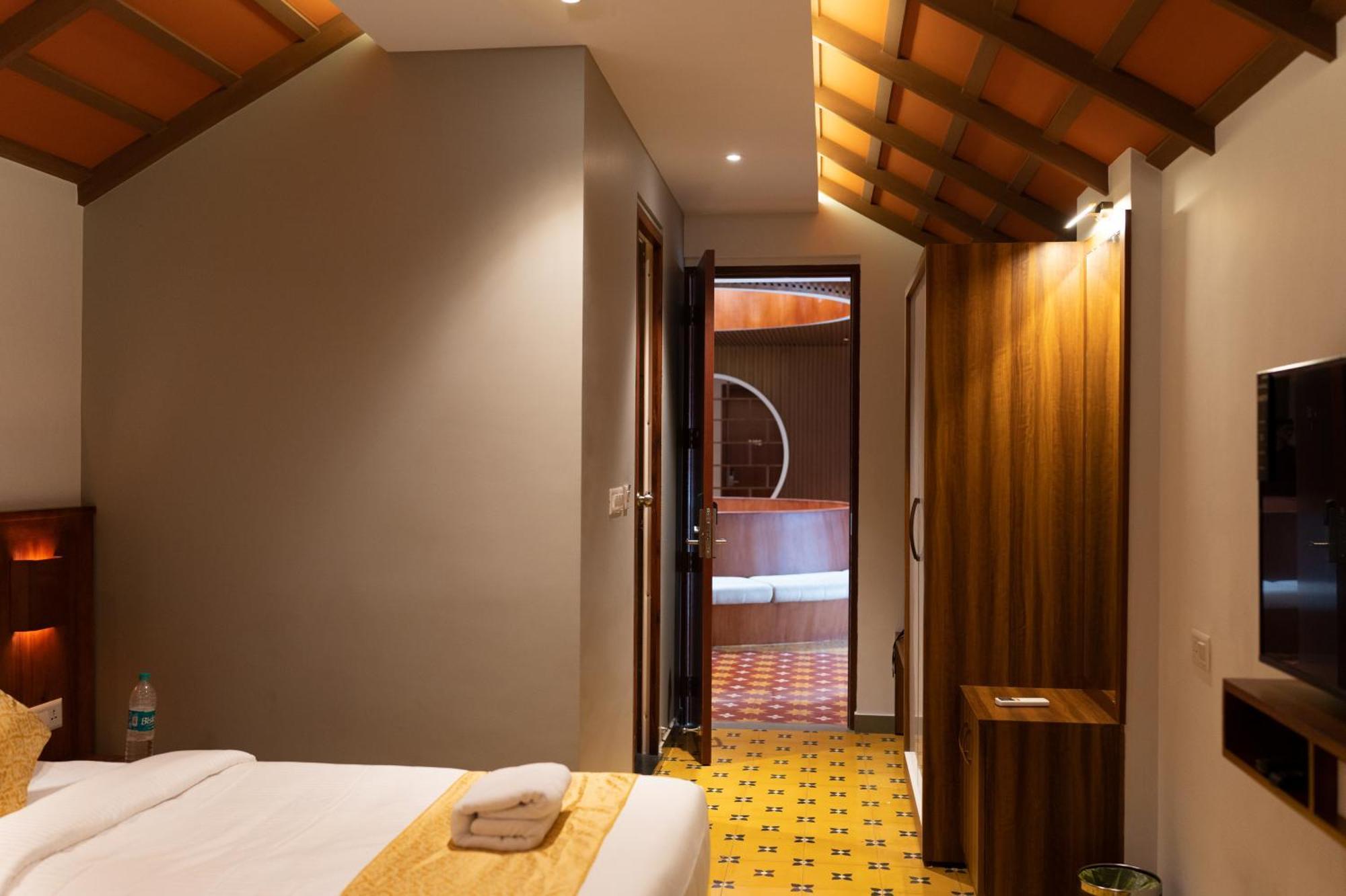 Palcastle Regency Hotel Palakkad Bagian luar foto